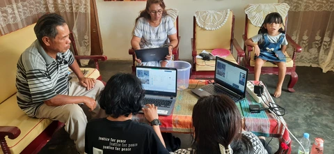 Melakukan pemeriksaan Alkitab Bahasa Karunsi'e dengan Konsultan 